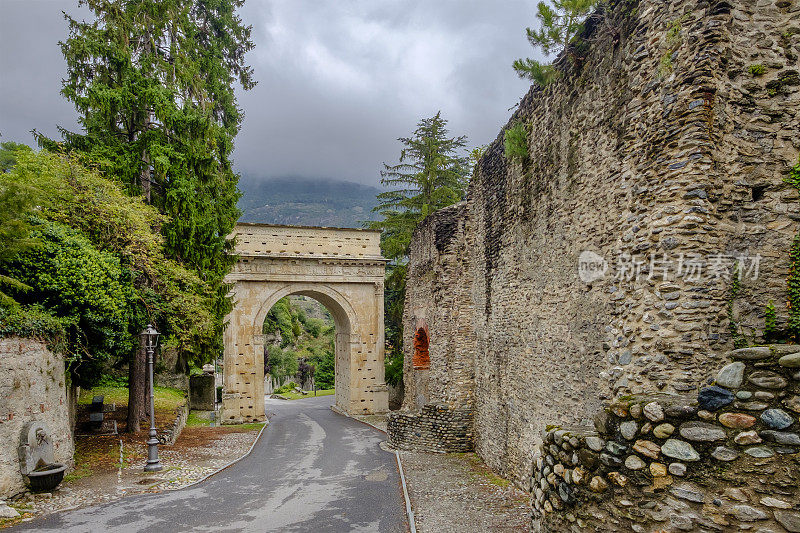 苏萨的奥古斯都拱门，最初建于公元前一世纪末的重要纪念碑。苏萨山谷，皮埃蒙特，意大利北部