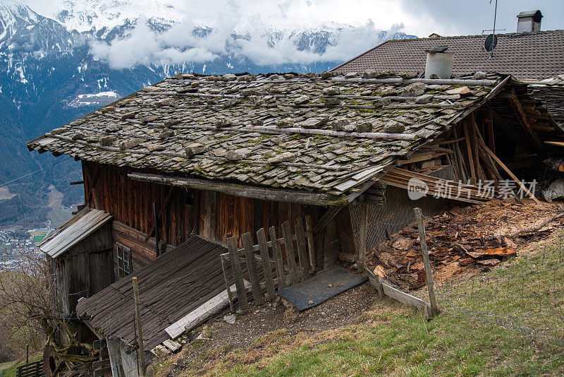 梅兰附近山上的山上有间小屋