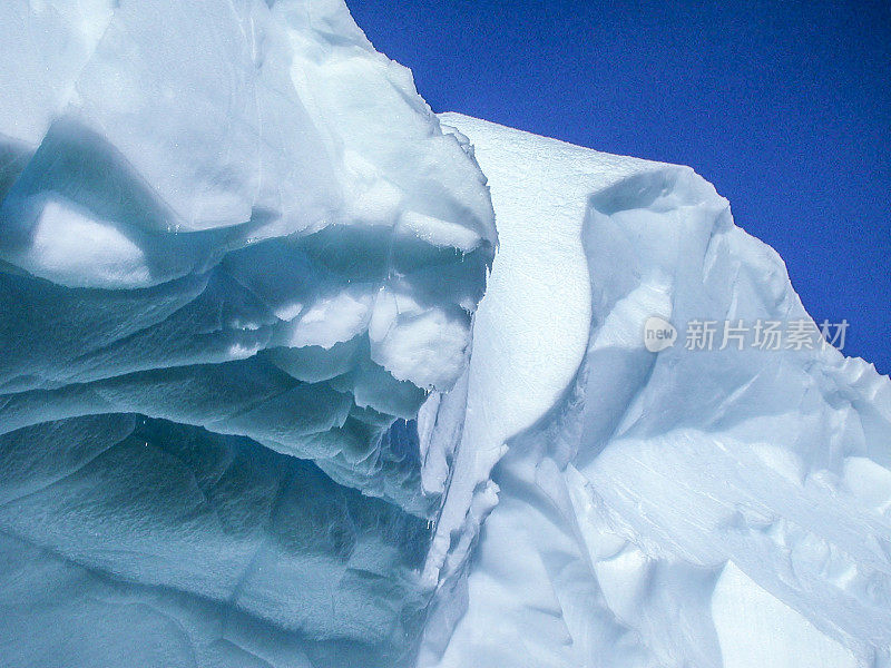 漂浮在海面上的南极洲冰山