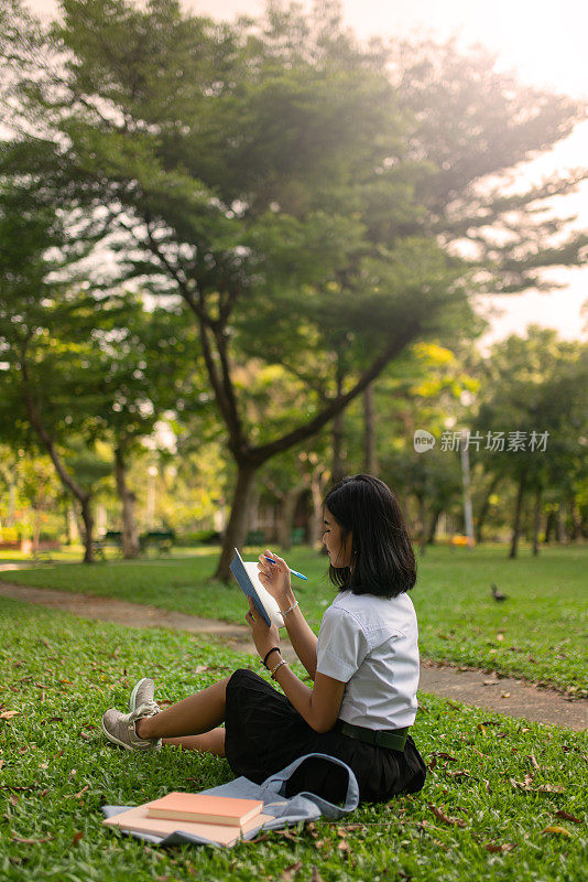 泰国大学生在公园里学习