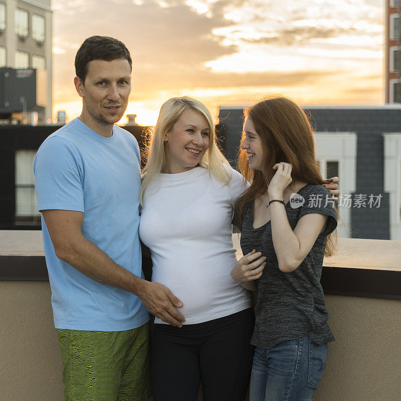 这个年轻的已婚白人家庭，一个男人和一个怀孕的女人，还有她的妹妹，一个16岁的少女，一起在屋顶上玩耍