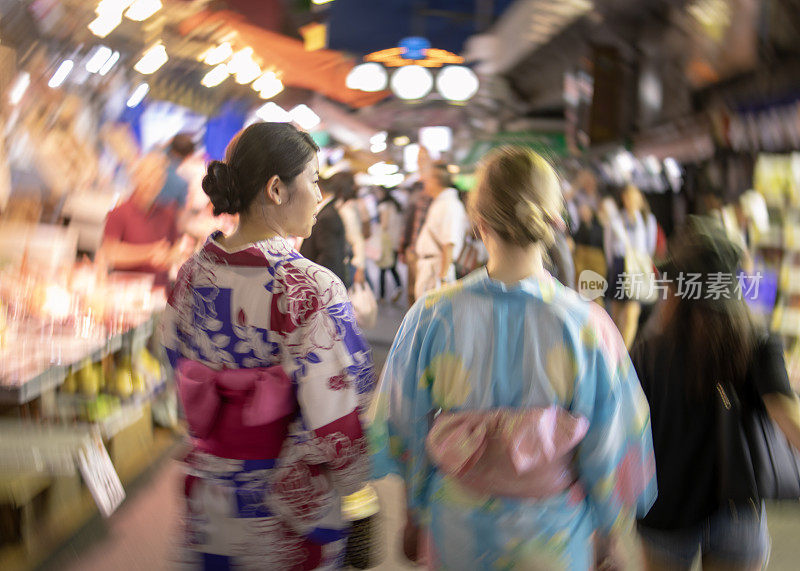 多民族女性朋友在夜市散步