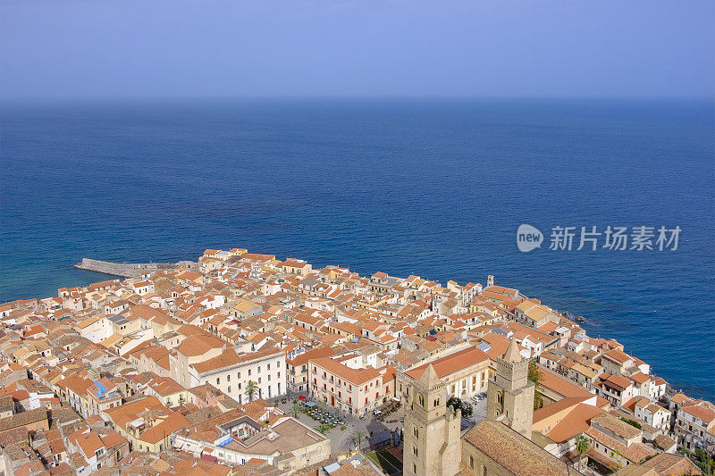 Cefalù，西西里岛北部海岸的一个城市，面朝第勒尼安海，因其历史和广阔的海滩而成为该地区的主要旅游景点之一(意大利)