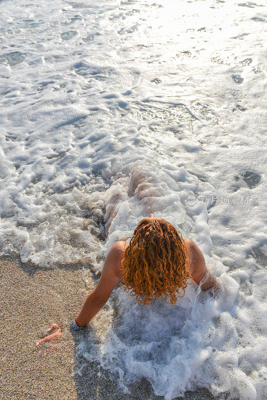 女人在享受海浪。