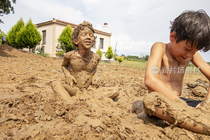 两个男孩在泥里玩