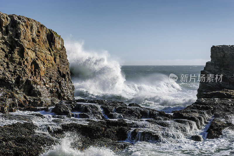 海浪冲击着洛基加利福尼亚海岸