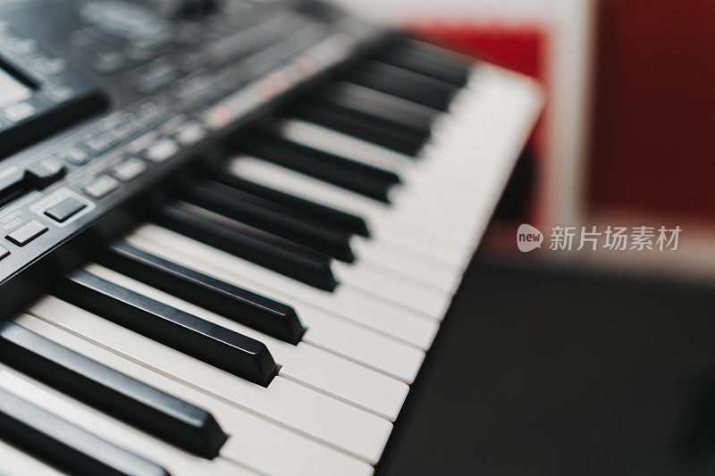 录音室里的钢琴键盘