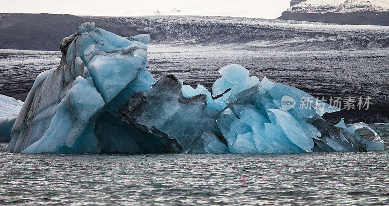 冰岛的Jokulsarlon礁湖冰山