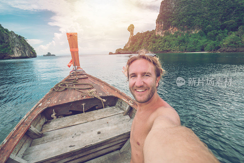 一名兴高采烈的年轻人在泰国跳岛旅游上自拍。人们旅游目的地度假夏季概念。