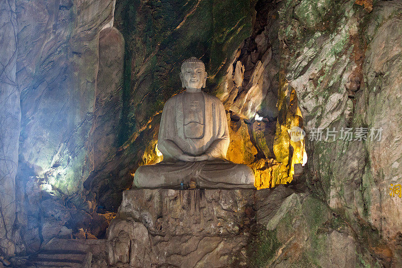 岘港呼颜孔洞佛像