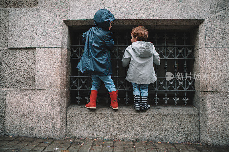 雨中的小男孩