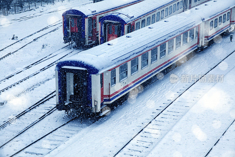 大雪覆盖了火车站里的火车和铁路