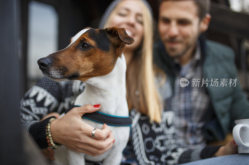 幸福的夫妇在舒适的户外露营喝热茶