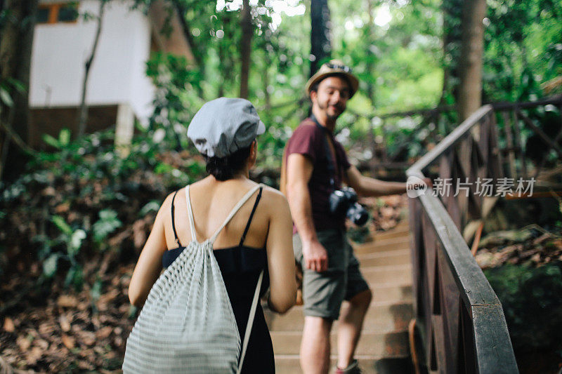 一对年轻夫妇在马来西亚吉隆坡旅行