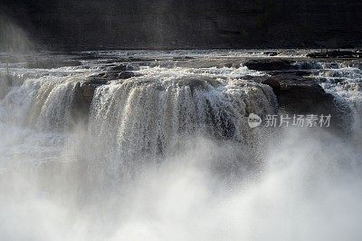 黄河壶口瀑布雄伟壮观，连绵不绝