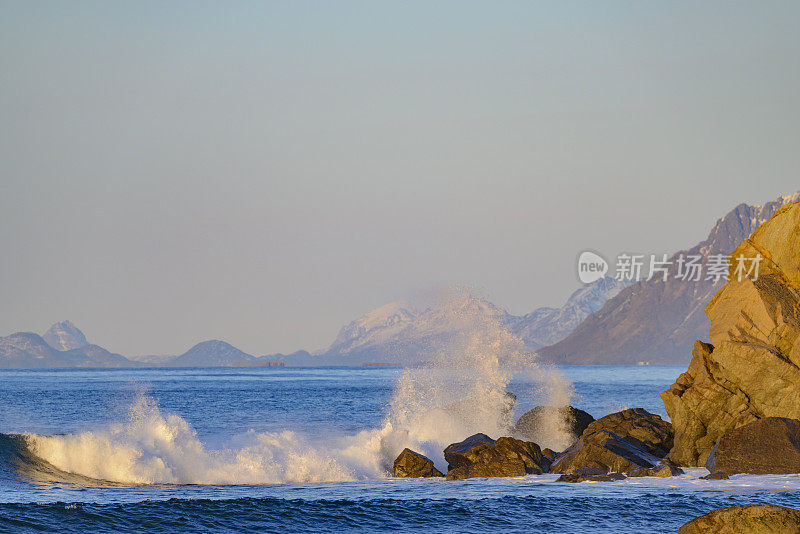 罗浮敦群岛的海浪拍打着Austvagoy海岸