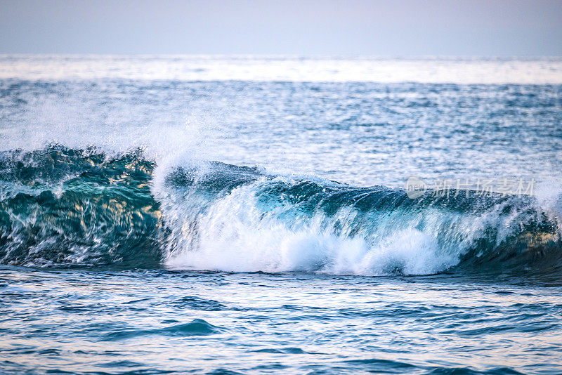 罗浮敦群岛的海浪拍打着Austvagoy海岸