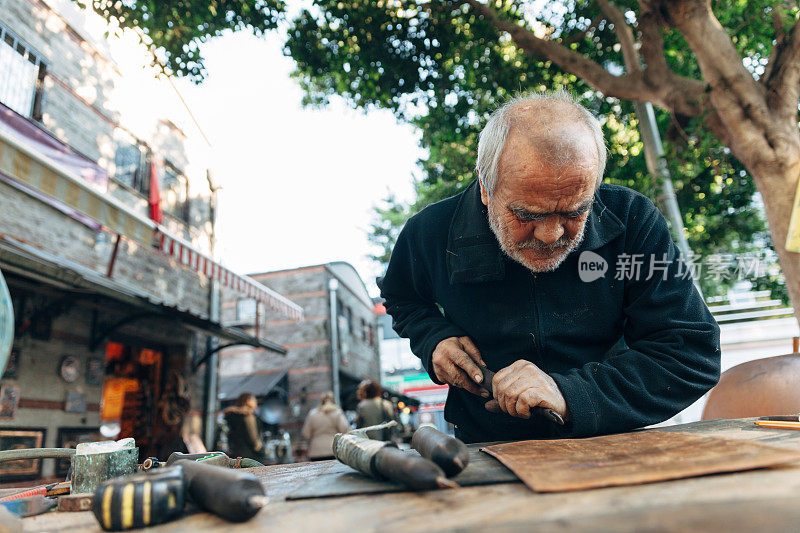 高级工人浮雕雕刻