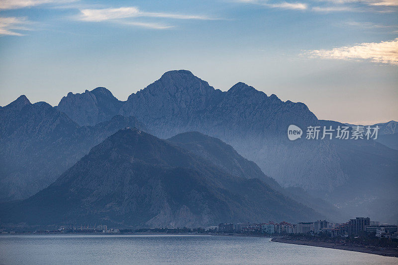 环绕安塔利亚的山脉，土耳其