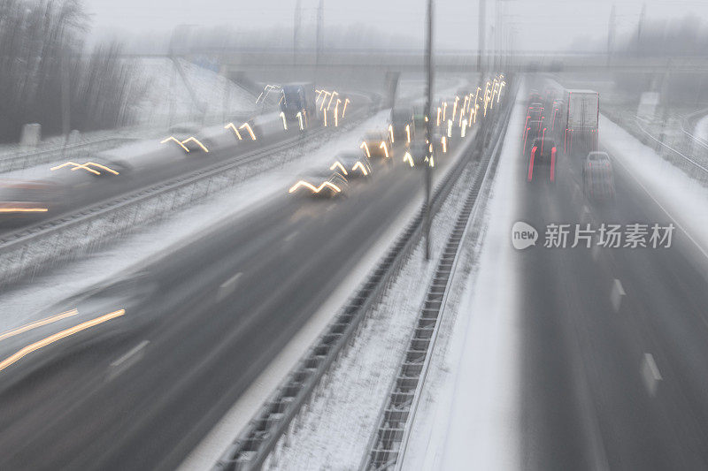 冬季暴风雪期间高速公路上的交通