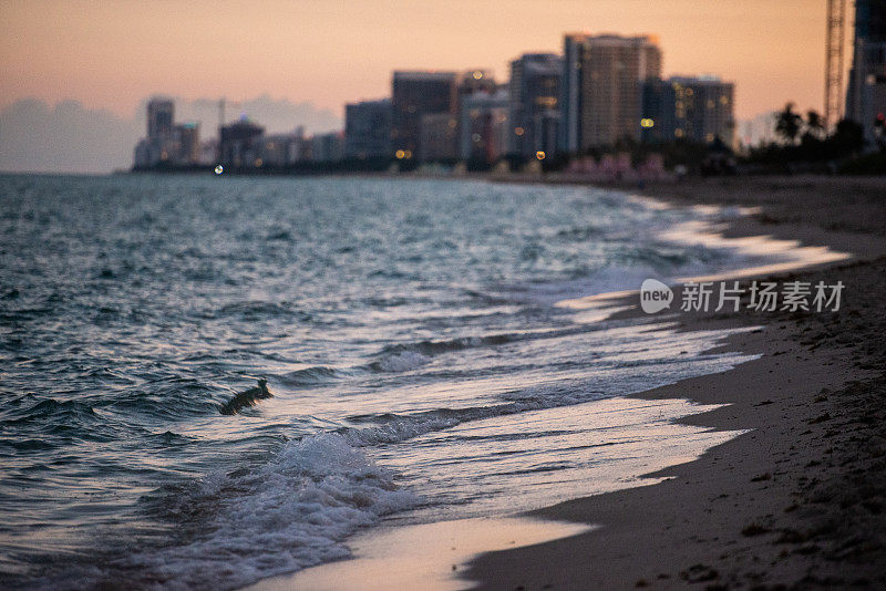 大西洋海浪在阳光群岛海滩迈阿密黄昏