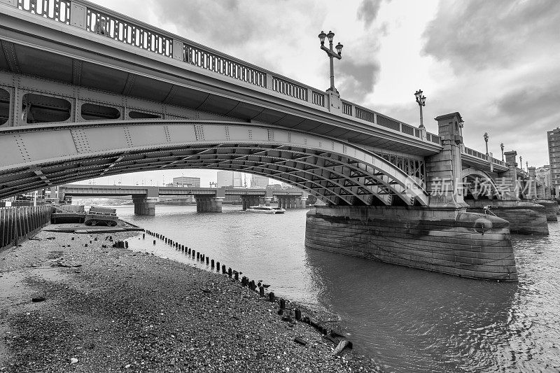 伦敦的萨瑟克大桥