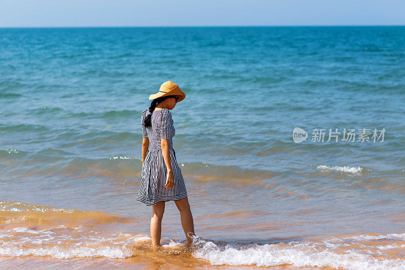 在海边散步的女人