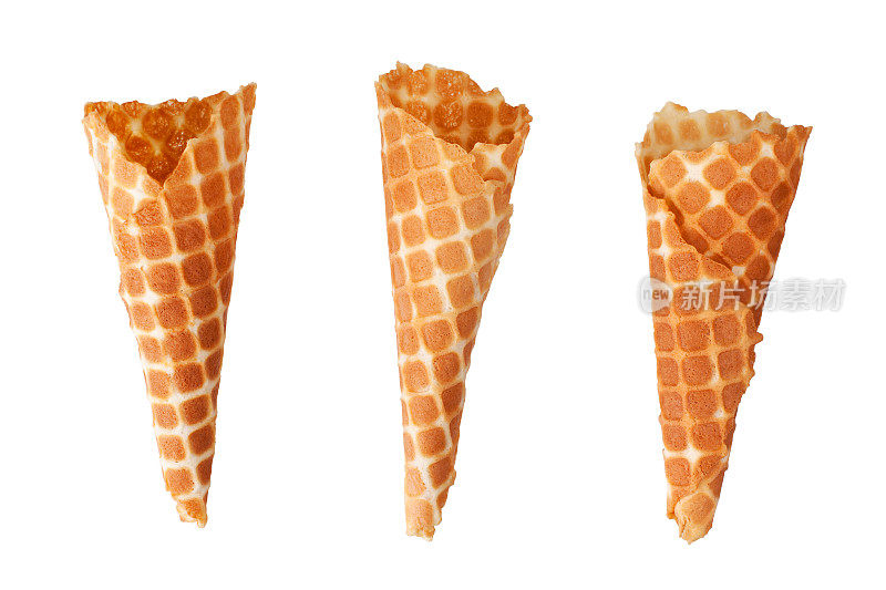 三个金黄酥脆的华夫冰淇淋蛋筒在白色的背景孤立特写俯视图，空开胃的冰淇淋威化杯设计，美味的自制华夫蛋糕，甜蜜的夏季甜点图案概念