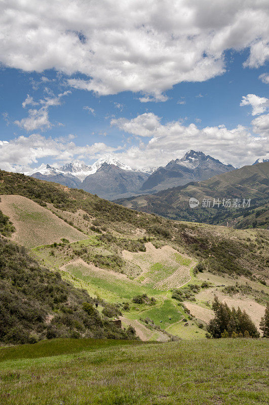 秘鲁瓦拉兹附近的布兰卡山脉