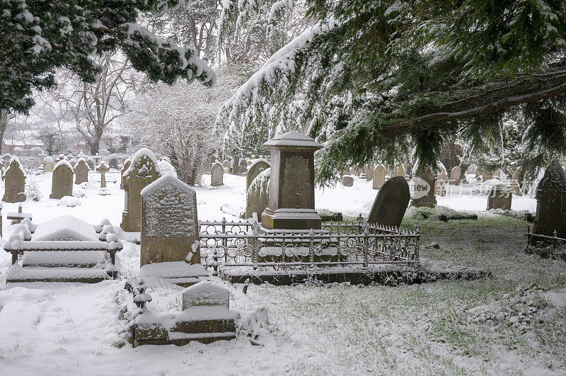 墓地里白雪覆盖的墓碑