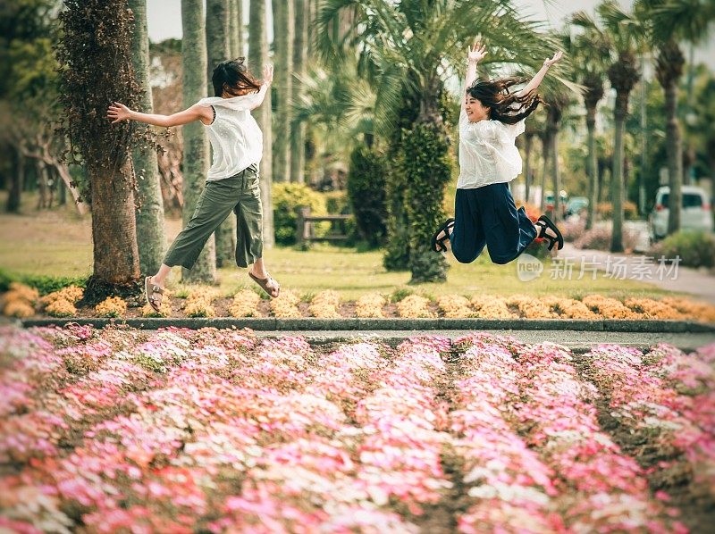 日本女人有暴风雨般的头发和跳跃