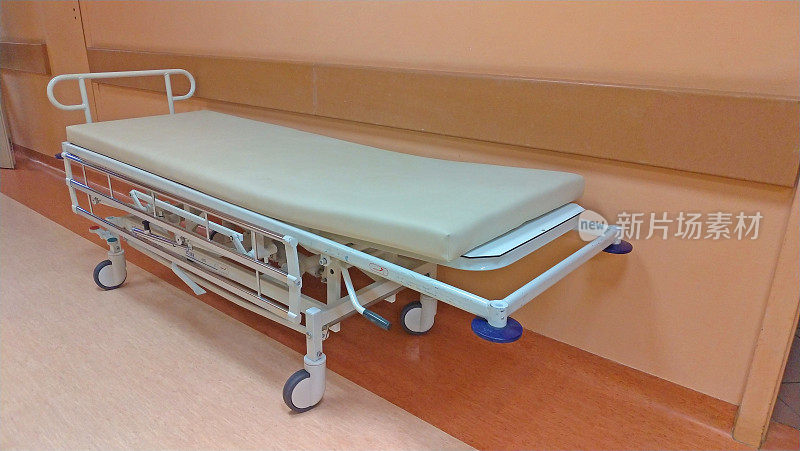 医院走廊的轮床或担架。医院里的走廊很长，有手术运输工具