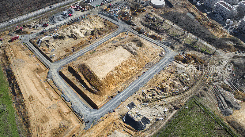 大型建筑工地。地基，土方运动-鸟瞰图