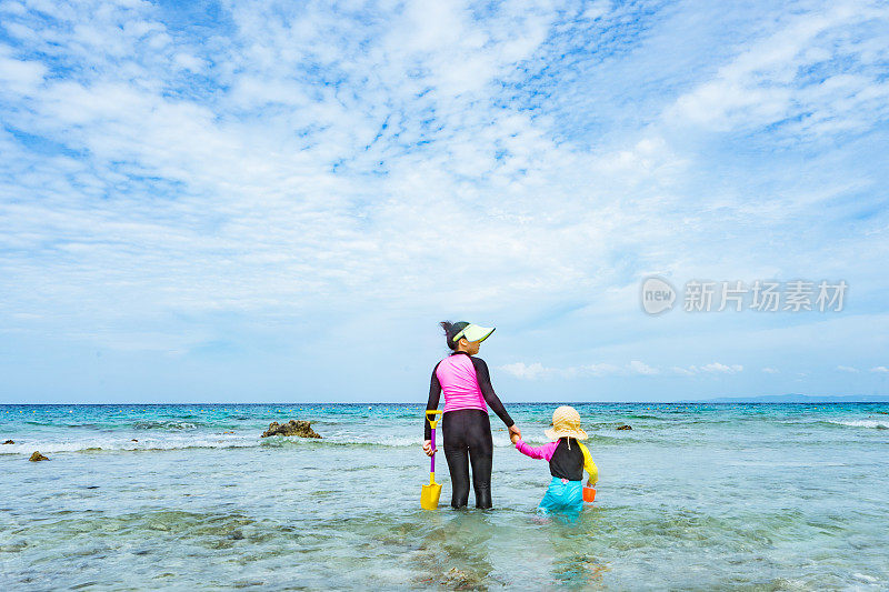 两姐妹在海边玩耍