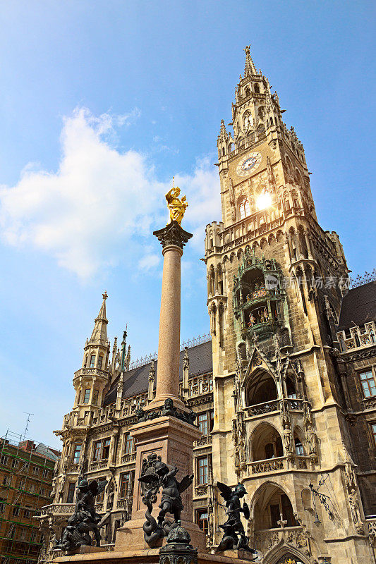 德国慕尼黑，玛丽广场上有玛丽安圆柱的新市政厅。