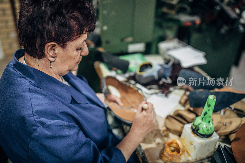 忙碌的女人在鞋厂辛勤工作