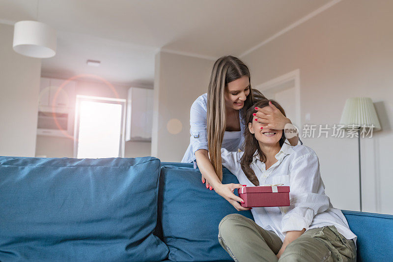 女儿给妈妈礼物。母亲节快乐!