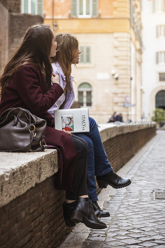 在罗马旅游的女游客:坐在小巷里