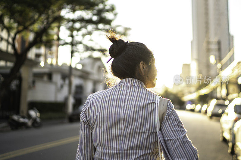 后视图的一个拉丁妇女购物在街上