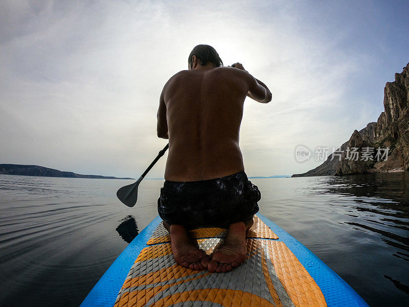 男人划桨过海特写