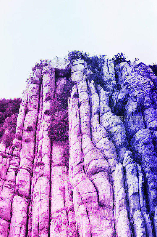 中国嵩山的彩色峭壁