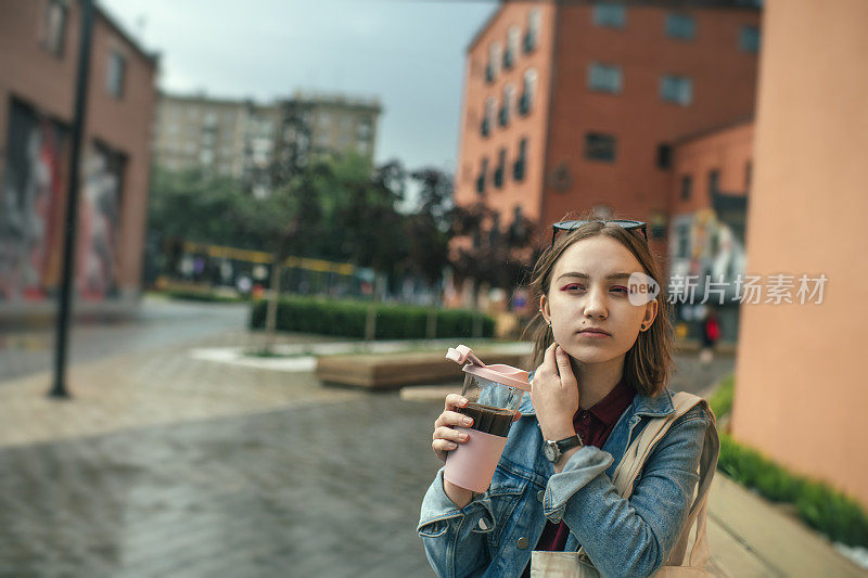 年轻女子用环保可重复使用的咖啡杯和棉袋，零浪费的概念