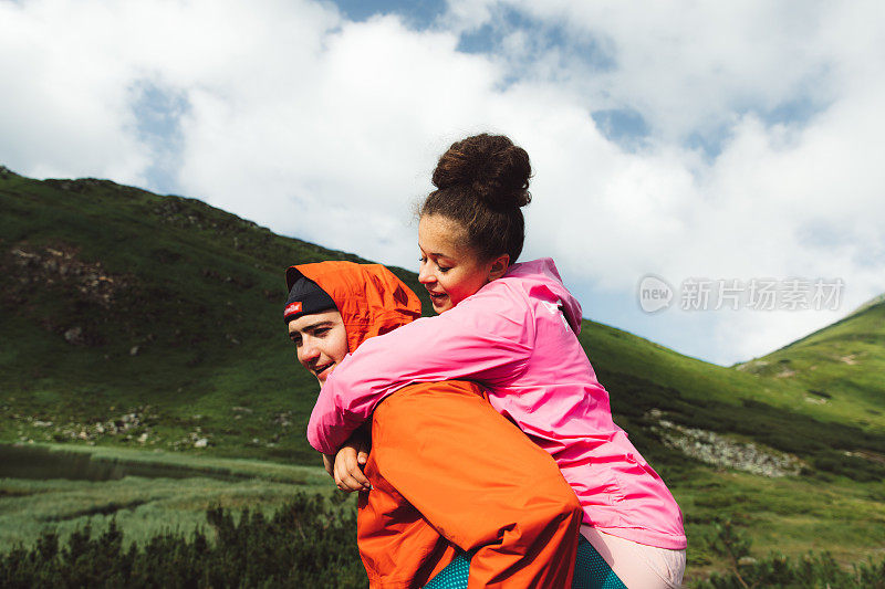 年轻夫妇在美丽的湖附近的山上玩耍