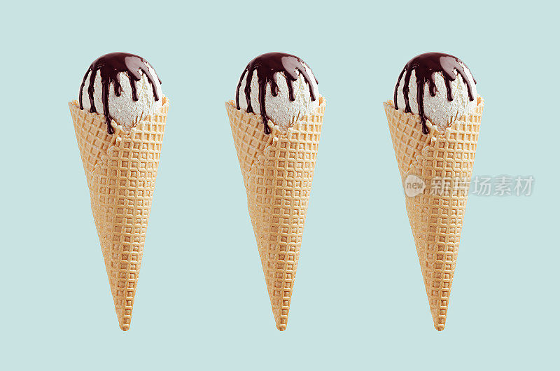 一套三个白色的冰淇淋脆华夫筒与巧克力酱在绿色的背景，模拟设计。
