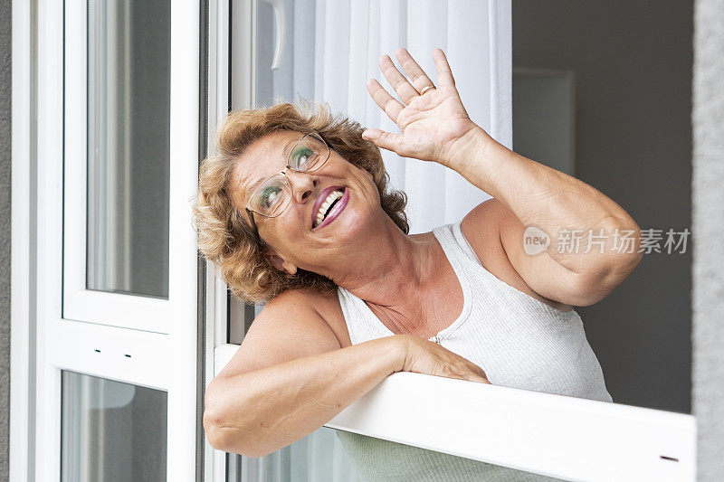 老妇人欣赏着她新公寓的窗户