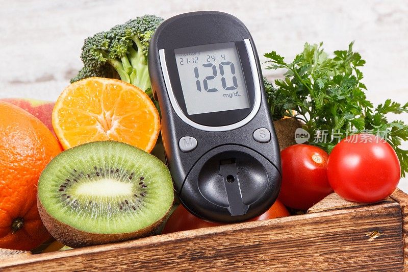 葡萄糖计和新鲜水果蔬菜。检查血糖水平，糖尿病，健康的生活方式和营养