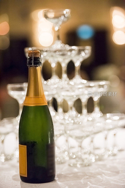 一瓶香槟和金字塔形状的玻璃杯