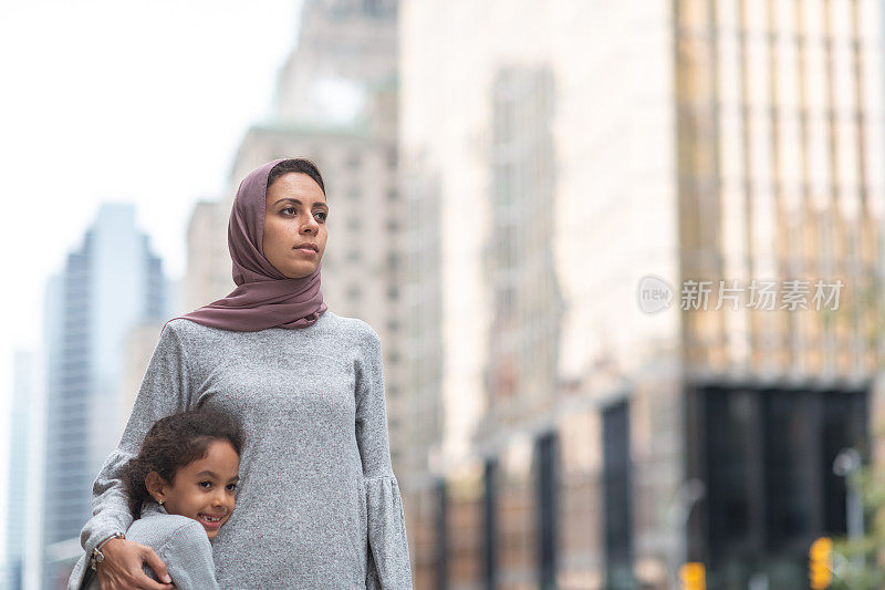 穆斯林妇女拥抱女儿