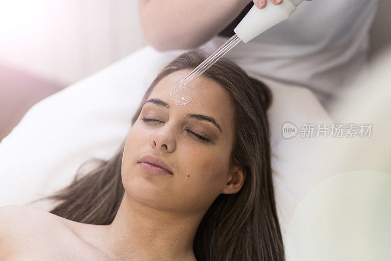 洁面后舒缓皮肤的美容装置。美容院