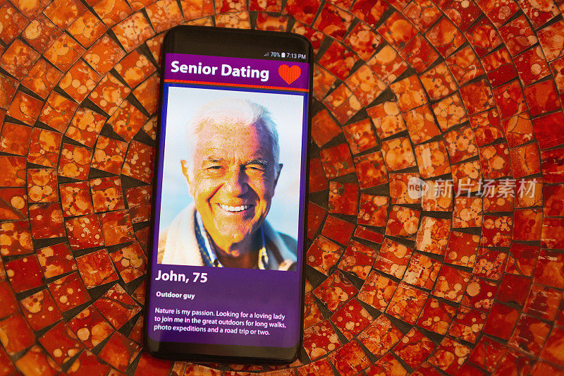 手机屏幕显示一个老人在网上约会网站